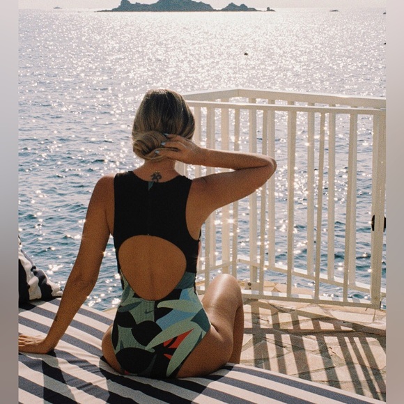 Nike One Piece Keyhole Back Swimsuit- Size Large NWT - Picture 2 of 6